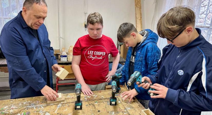 Asztalos és cukrász szakma élményeivel gazdagodhatnak a kis tanoncok