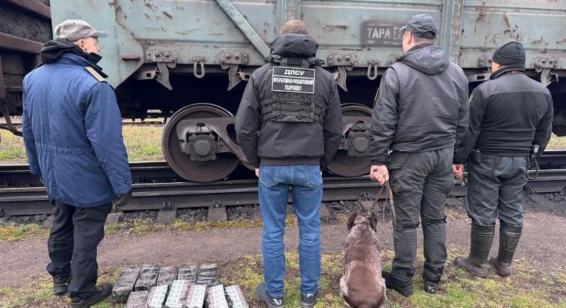 Kárpátalján 500 csomag zárjegy nélküli cigarettát találtak egy tehervonatban