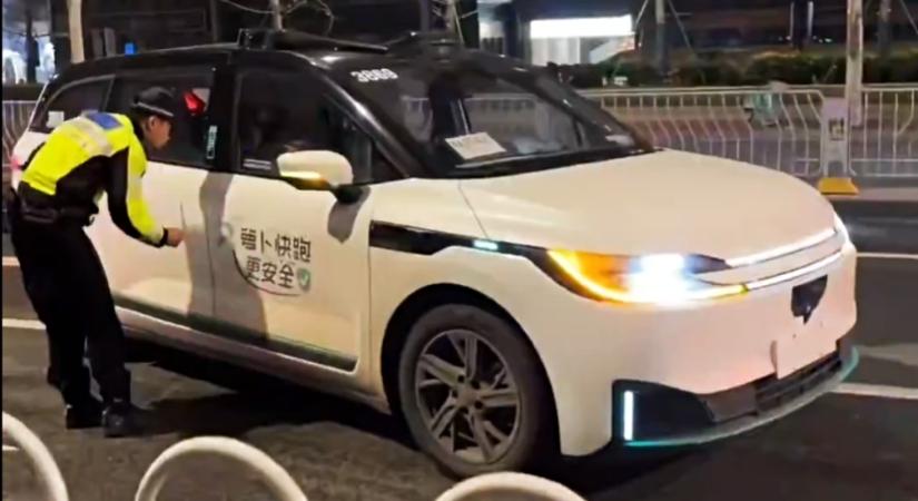 Lefagytak a robottaxik Vuhanban, megálltak az út közepén