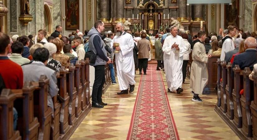 Harangszóval ébred a vármegye: itt a húsvéti miserend Tolnában