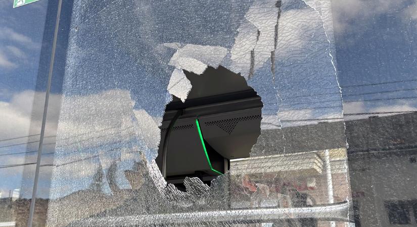 Kalapáccsal sújtott le a buszra Debrecenben egy férfi