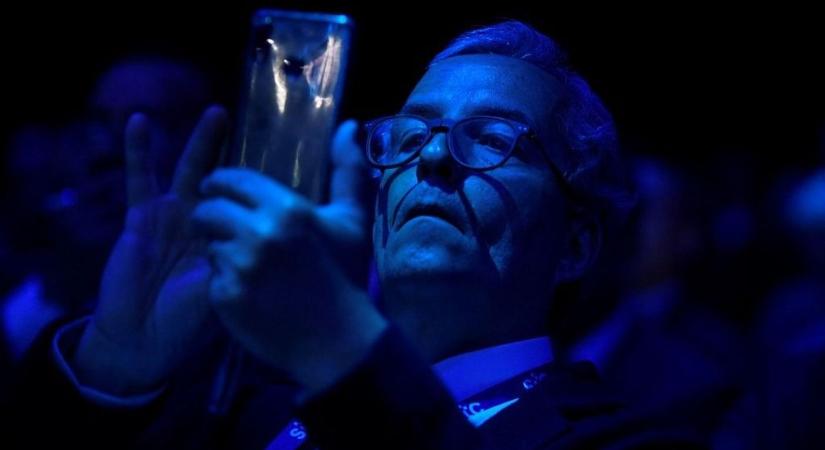 Idősek tízezreit verik át – most a techóriások ellen fordultak