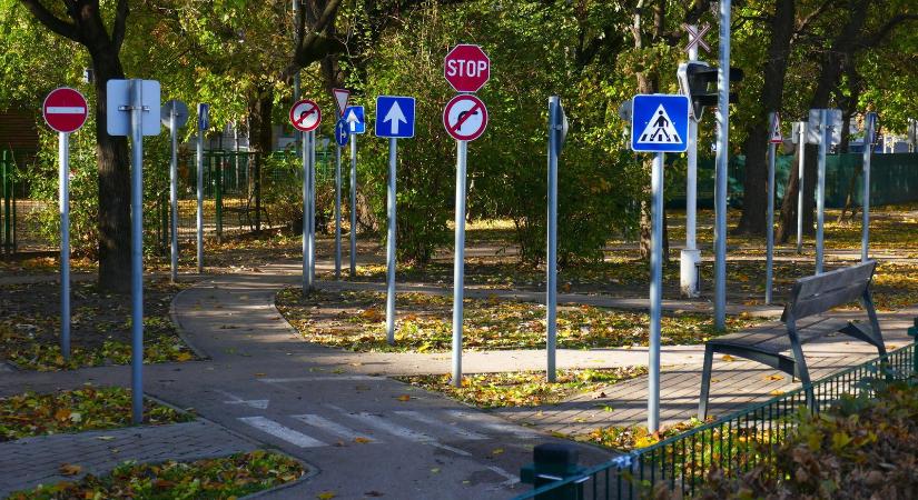 Eddig sosem látott KRESZ-tábla érkezik, furcsa szabály készülnek bevezetni hazánkban