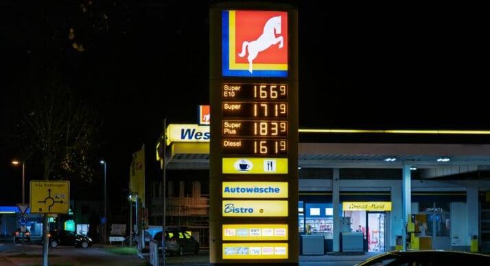 Rekordáron tankolnak a németek – 2,327 euróra ugrott a dízel ára Németországban