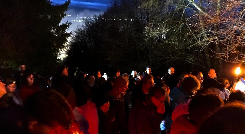 Nagypéntek – Több százan vettek részt a hajnali keresztúton Csíksomlyón