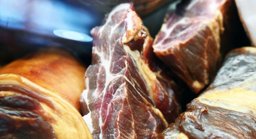 Különös húsvét: magára zárta a kamraajtót a sonkatolvaj, bizarr videó készült az abonyi étteremben