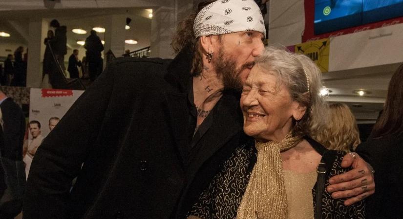 „38 éves koromig anyám mellett éltem” – Ganxsta Zolee megtörten vallott: így gyászolja imádott édesanyját