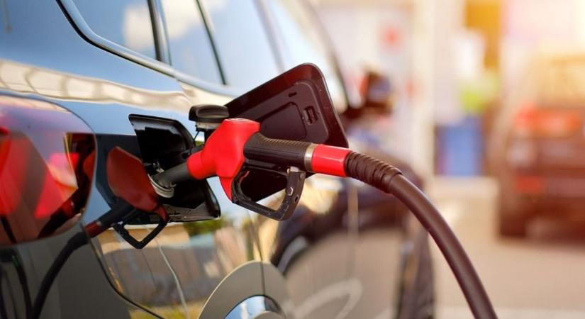 Még itthon kell megtankolni a kocsit: elszálltak az üzemanyagárak külföldön