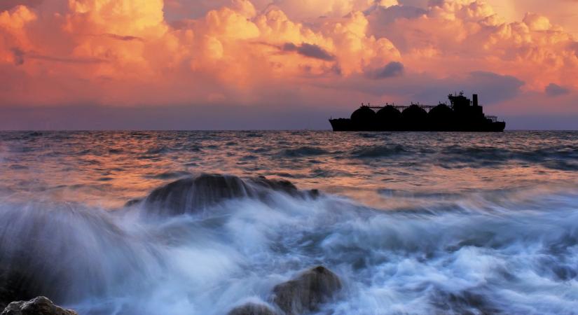 Környezeti katasztrófa fenyeget: irányítatlanul sodródik egy gáztanker a Földközi-tengeren