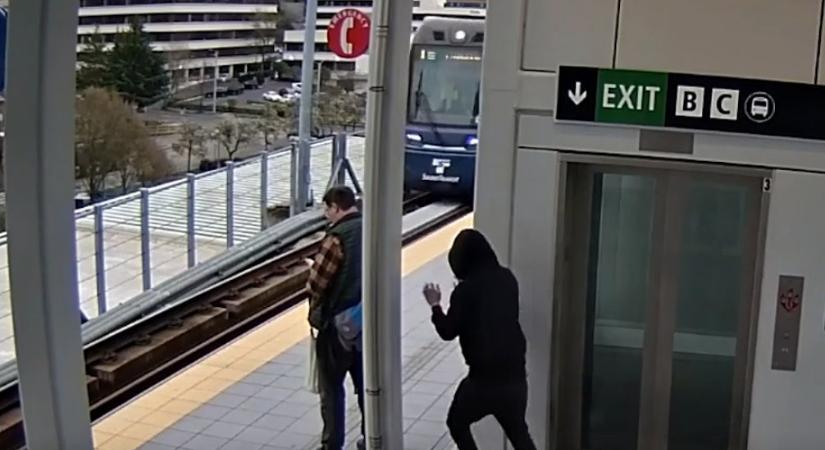 Rémálmod: egy férfi megpróbált mozgó vonat alá lökni egy másikat Seattle-ben