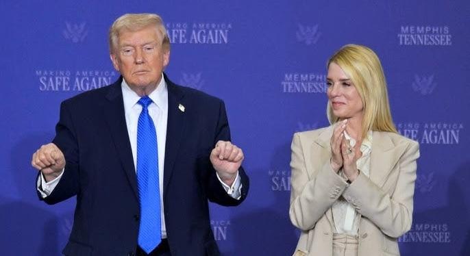 Villámcsapás Washingtonban: Donald Trump kirúgta Pam Bondit – már meg is van az utódja