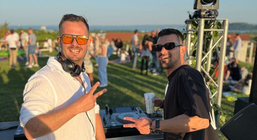 Zenei utazás a naplementétől a holdfényig – Egy sikeres partiszervező története