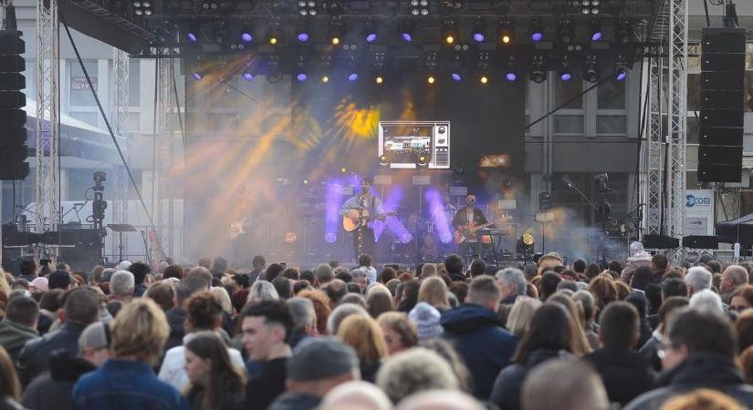 Ez ám a húsvéti hangulat! Dánielfy megtáncoltatott mindenkit, már csütörtökön nagyot buliztak a böszörményiek! – fotókkal, videóval