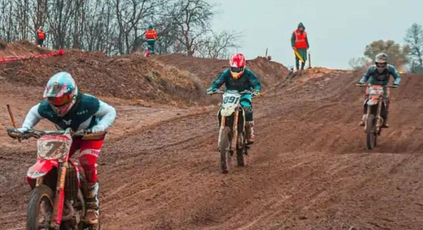 Faddon újra bőgtek a motorok: benzingőz és sár a krosszpályán