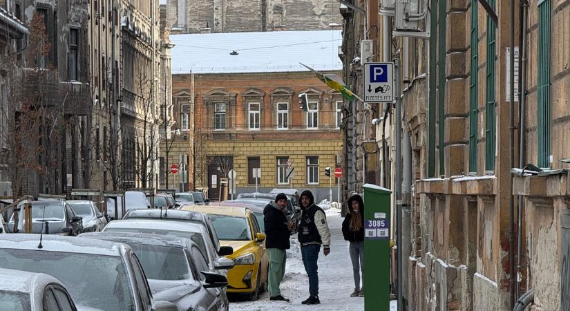 Razzia a józsefvárosi drogfészeknél: 11 embert állítottak elő a Lujza utcában