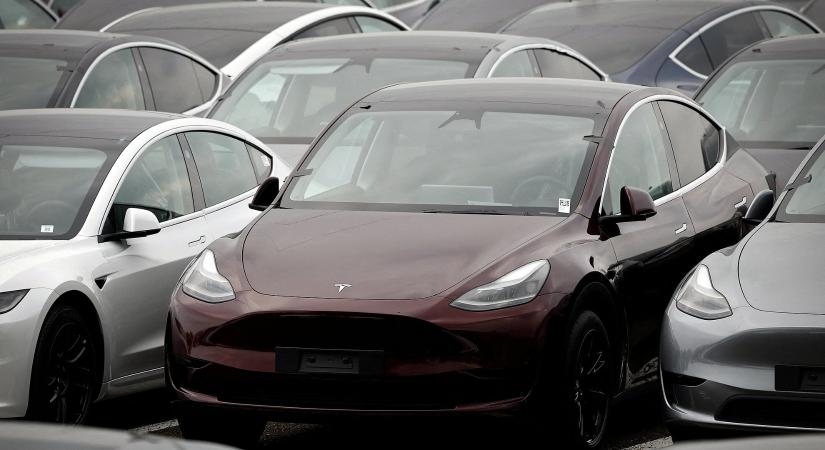 Óriási túltermelés: 50 ezer eladatlan Tesla porosodik a telephelyeken