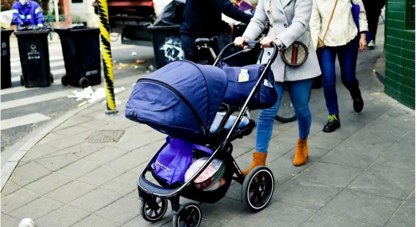 Babakocsiban ülő csecsemőt lőttek fejbe egy vérengzés során