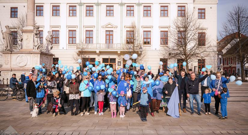 Autizmus világnapi séta Győrben: egyre többen állnak ki az elfogadásért