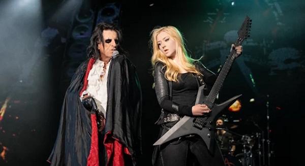 Újabb hölgy a fedélzeten! Kiderült, ki lett Alice Cooper zenekarának új gitárosa