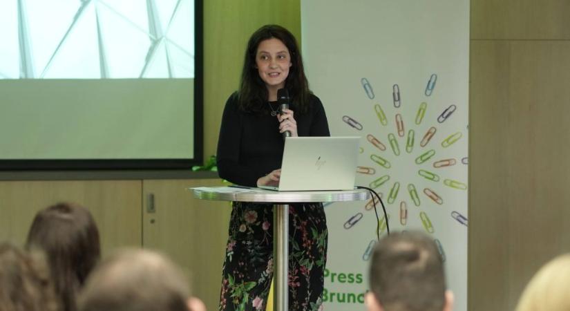 Illik-e dohányozni egy online megbeszélésen? – szokások és az etikett szerepe