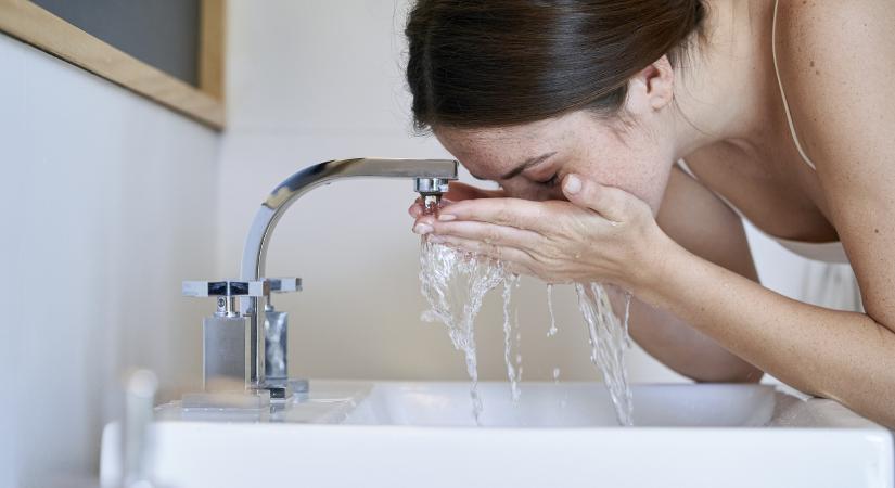 A bőrgyógyászok jól ismerik ezt a trükköt: ezért nem jó forró vízzel arcot mosni, ezt csináld helyette