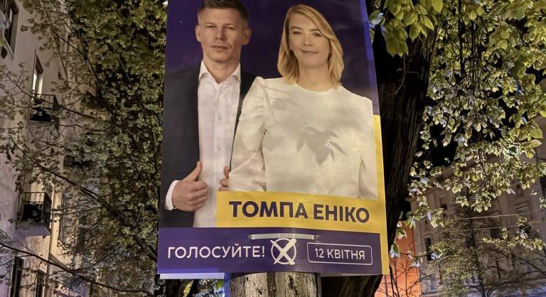 Ukrán nyelvű Tisza-plakátokat terítettek Debrecenben, a rendőrség akadályozta meg őket