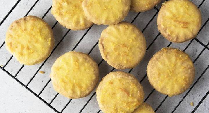 Parmezános vajas keksz: ez a vendégváró napokig eláll