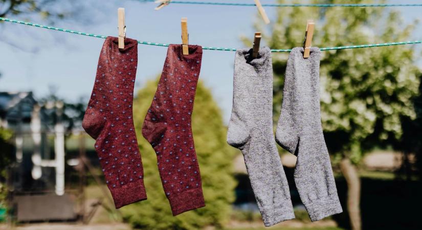 Eltűnnek a zoknik a mosásban? Ez a filléres trükk megoldja a problémát