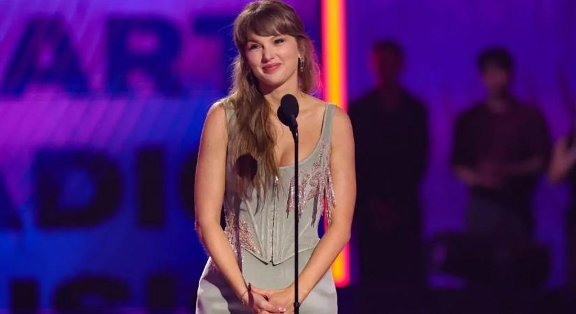 Meglepte rajongóit Taylor Swift: példaképe előtt tiszteleg