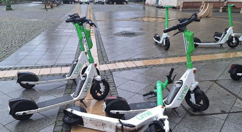 Petíciót indítottak, egyre több panasz érkezik a szabálytalanul hagyott rollerek miatt