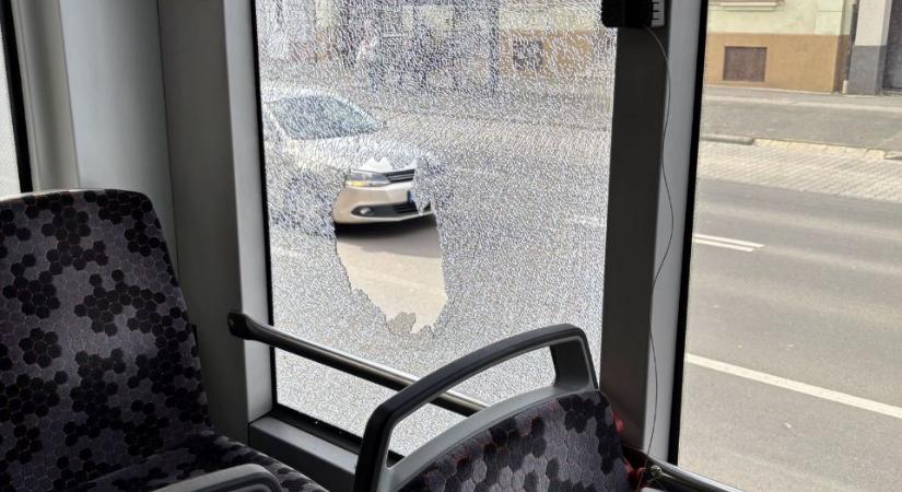 Kalapáccsal verte be a debreceni busz ablakát