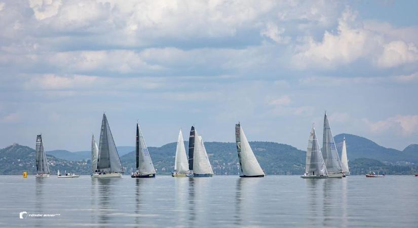 Annyira kevés a víz Balatonban, hogy a szezonnyitó regattát sem rendezik meg az idén