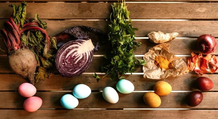 Így fesd a húsvéti tojásokat természetesen zöldségekkel