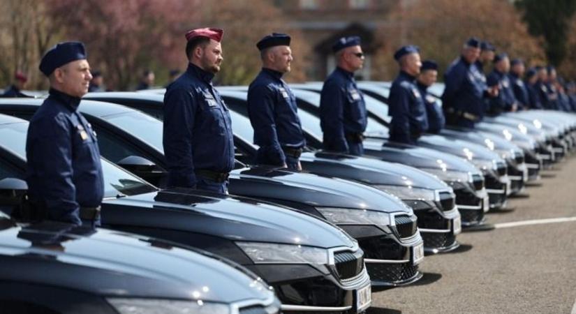 Durva erősítés: új rendőrautók lepik el az országot, Baranyában is feltűnnek
