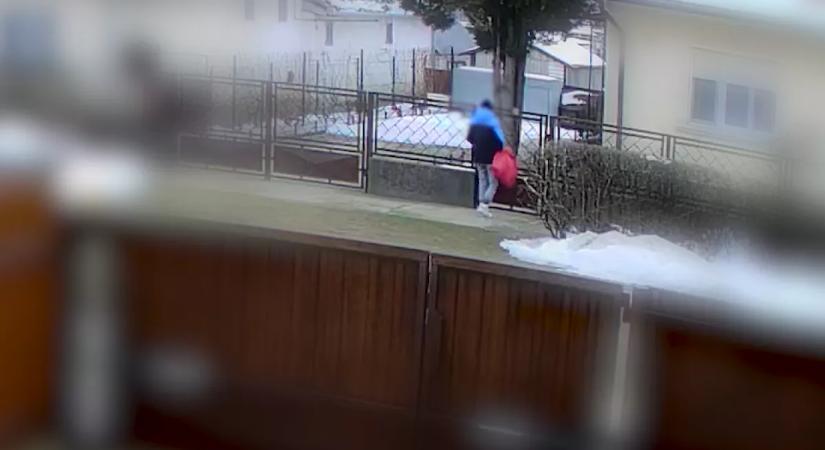Bement a 77 éves dabasi nénihez Sanyi, hogy meghozta a csomagot: ami ezután történt, megmagyarázhatatlan