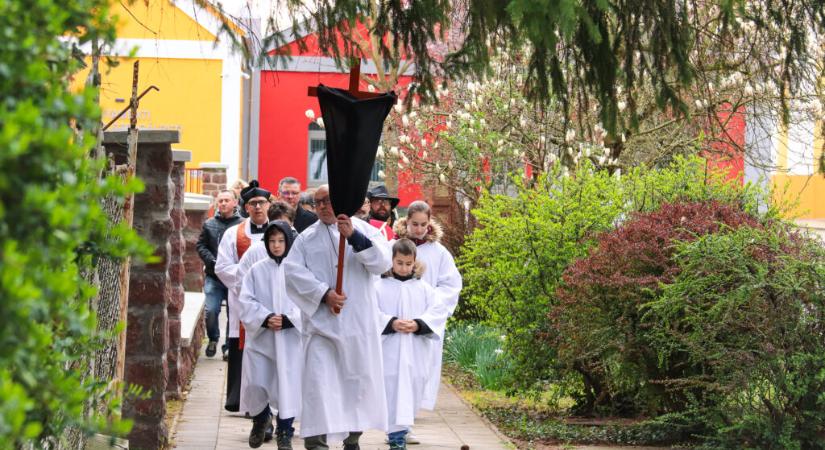 Metsző szélben járták végig a nagyatádi keresztutat