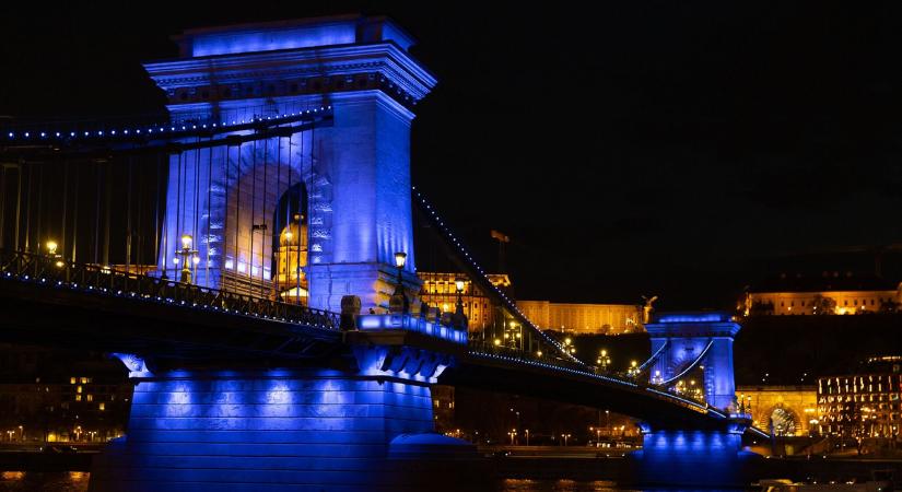 Autizmus világnapja: kékbe borult Budapest