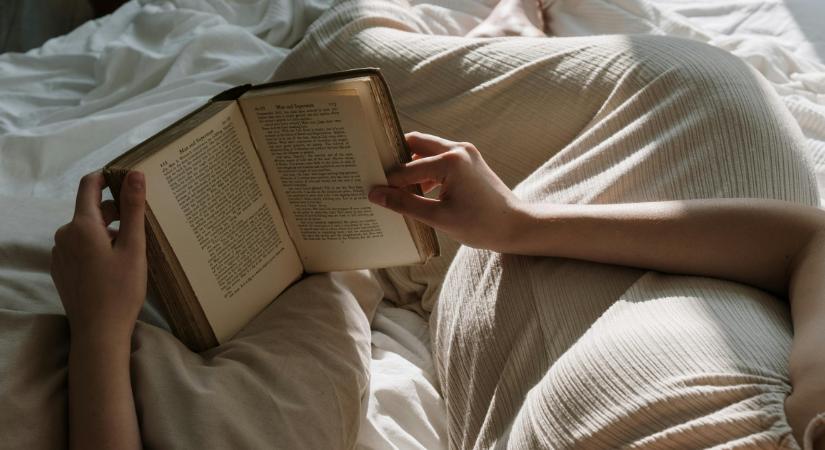 7 könyv a hosszú hétvégére, ami annyira izgalmas, hogy azonnal kiolvasod