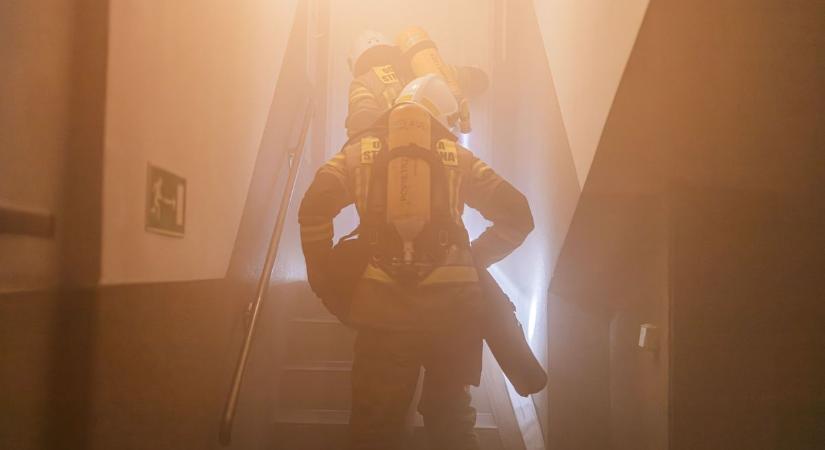 Kigyulladt egy társasház Mosonmagyaróváron, kilencen hagyták el otthonukat a tűz miatt