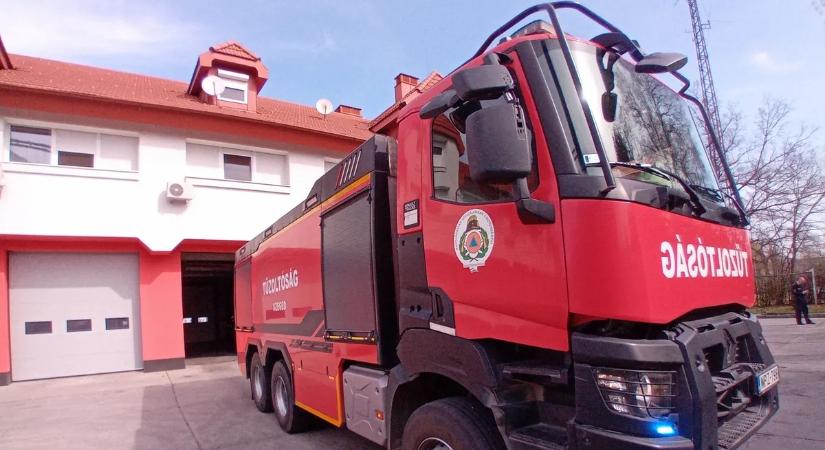 Nagyon nagy a baj Szigethalmon: tűzoltók lepték el a helyszínt