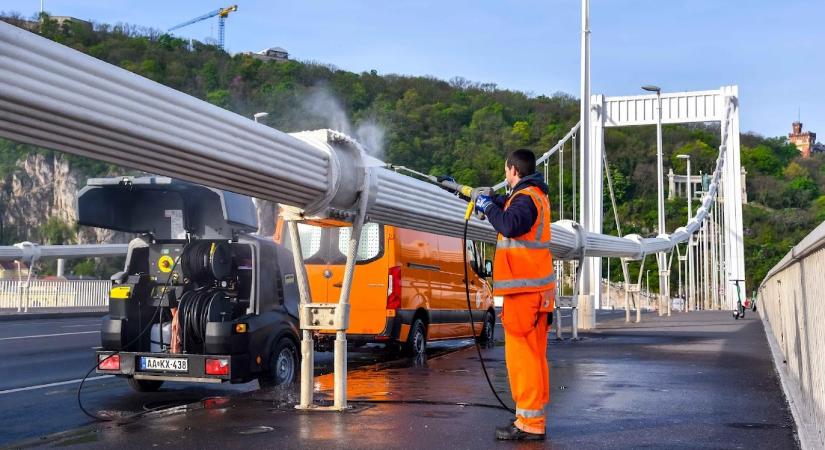 A húsvéti hétvégén elkezdődik a budapesti hidak tavaszi nagytakarítása