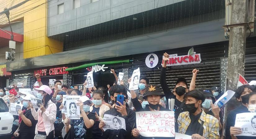 Mianmar a katonai junta vezetőjét választotta meg elnöknek