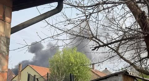 Kigyulladt egy több ezer négyzetméteres csarnok a szigethalmi ipari parkban, rengeteg tűzoltó tart a helyszínre