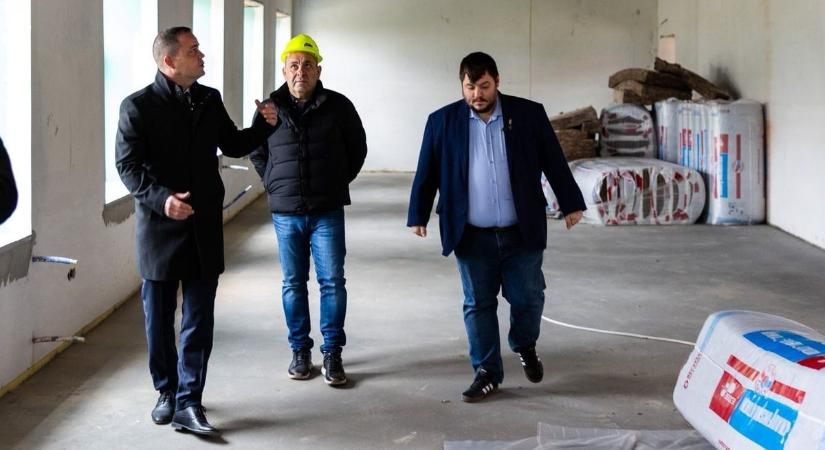 Mária Terézia igali huszárlaktanyájából kormányablak is lehet