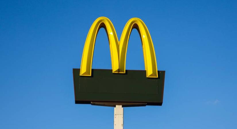 Egy 20 ezer forintos rajz lett a világ egyik legismertebb logója: 5 meglepő sztori a márkajelzések mögött