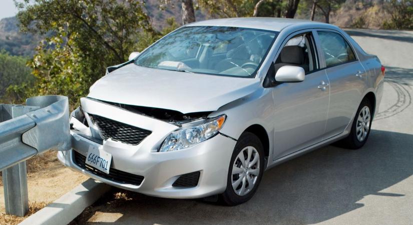 Szalagkorlátnak csapódott egy autó Várpalotánál