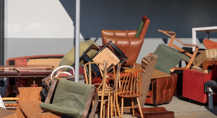 Gigamennyiségű bútor végzi szemétként – olykor feleslegesen