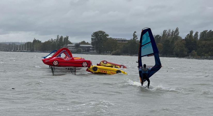 Fájhat a fejünk a szél miatt, riasztást adtak ki a Balatonnál és Somogyban
