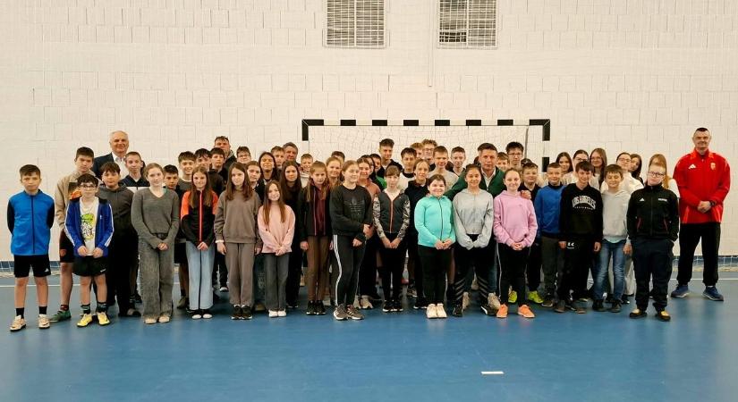 Szabolcsi öklöző durrantotta be az ajaki gyerekek tesióráját