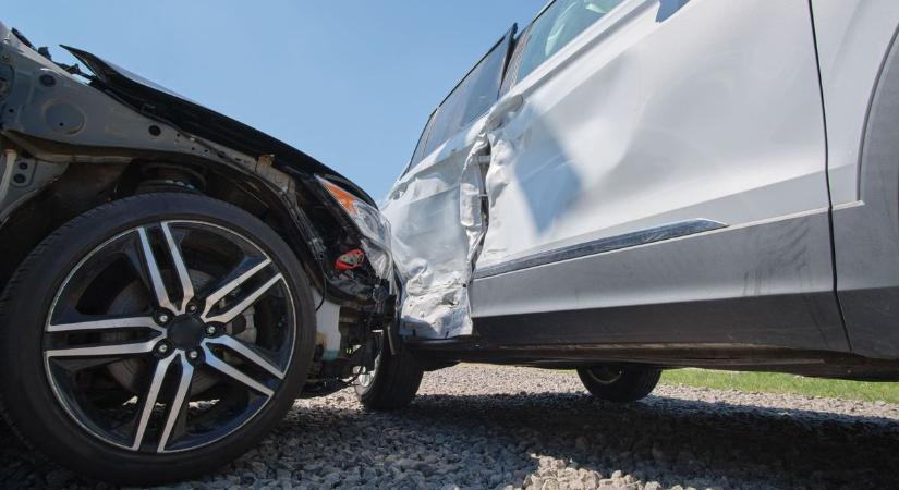 Forgalmas kereszteződésnél karambolozott két kocsi Győrben